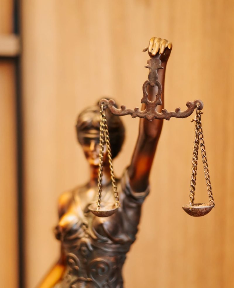Estátua da justiça em escritório de advocacia